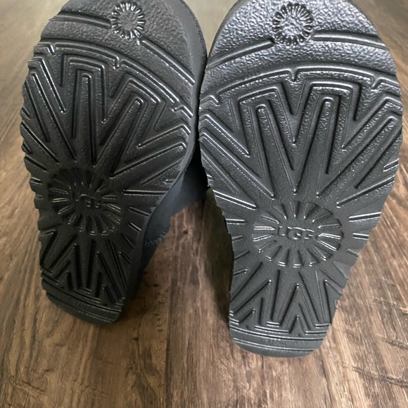 UGG Women’s Classic Short Black Boot Size 6 - Picture 5 of 7